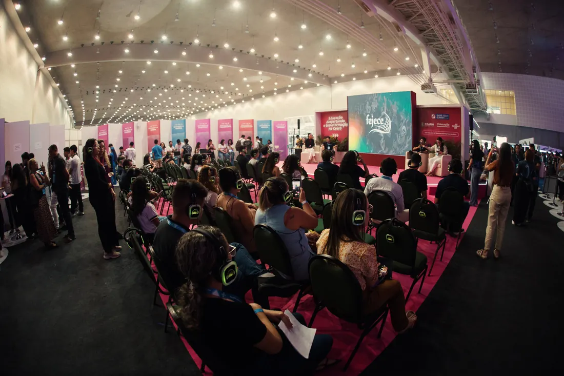 Plateia lotada durante uma palestra no Siará Tech Summit